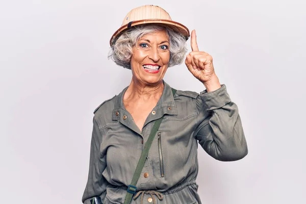 Старшая Седовласая Женщина Шляпе Исследователя Указывающая Пальцем Успешную Идею Взволнован — стоковое фото