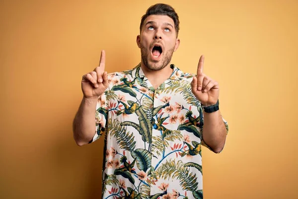 Joven Con Ojos Azules Vacaciones Con Camisa Verano Floral Sobre — Foto de Stock