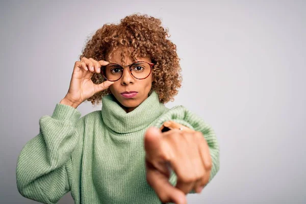 Afroamerykanka Optyczna Kręconymi Włosami Okularach Białym Tle Wskazującym Palcem Kamerę — Zdjęcie stockowe