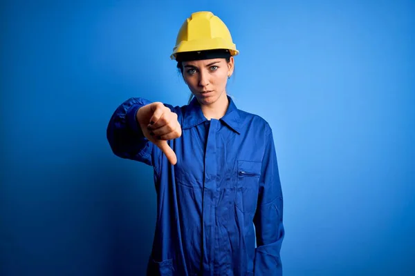 Fiatal Gyönyörű Kék Szemű Munkás Biztonsági Sisakban Egyenruhában Boldogtalannak Dühösnek — Stock Fotó