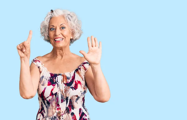 Starší Šedovlasá Žena Sobě Příležitostné Oblečení Ukazuje Ukazuje Nahoru Prsty — Stock fotografie