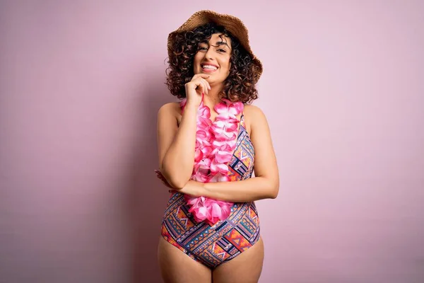Mulher Árabe Bonita Jovem Férias Vestindo Maiô Havaianas Flores Lei — Fotografia de Stock