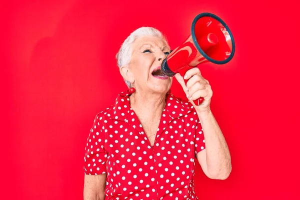 Senior Mooie Grijs Harige Vrouw Schreeuwen Met Behulp Van Megafoon — Stockfoto