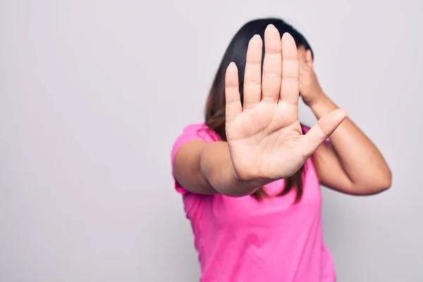 Mladá Krásná Brunetka Žena Sobě Ležérní Růžové Tričko Stojící Nad — Stock fotografie