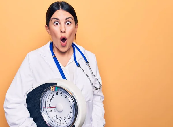 Giovane Bella Donna Medico Indossando Stetoscopio Cappotto Tenendo Macchina Ponderazione — Foto Stock