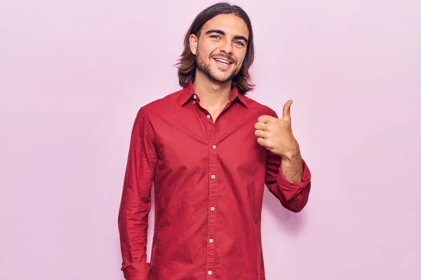 Fiatal Jóképű Férfi Aki Üzleti Ruhát Visel Boldog Hüvelykujjával Felemeli — Stock Fotó