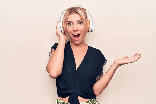 Young Beautiful Blonde Woman Listening Music Using Headphones White Background — Stock Photo, Image