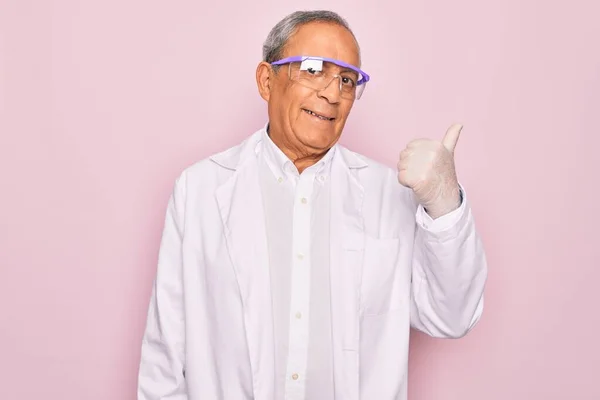 Idősebb Ősz Hajú Tudós Férfi Szemüveget Kabátot Visel Elszigetelt Rózsaszín — Stock Fotó