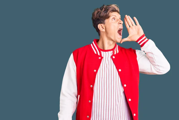 Homem Bonito Jovem Vestindo Uniforme Beisebol Gritando Gritando Alto Para — Fotografia de Stock