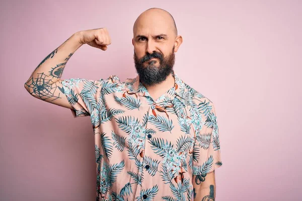 Bonito Homem Careca Com Barba Tatuagem Vestindo Camisa Floral Casual — Fotografia de Stock