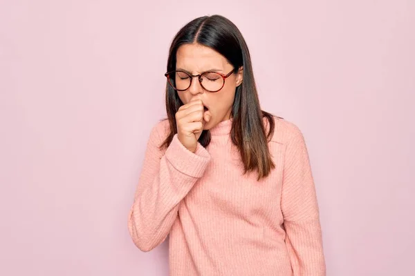 Jonge Mooie Brunette Vrouw Dragen Casual Trui Bril Roze Achtergrond — Stockfoto