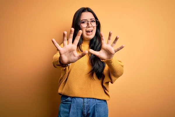 Giovane Donna Bruna Indossa Occhiali Maglione Casual Sfondo Giallo Isolato — Foto Stock