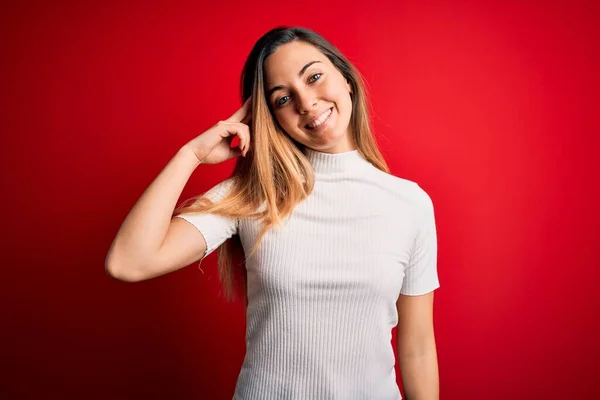 Schöne Blonde Frau Mit Blauen Augen Trägt Legeres Weißes Shirt — Stockfoto