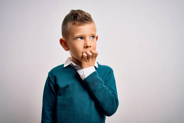 Jonge Kleine Blanke Jongen Met Blauwe Ogen Die Elegante Kleren — Stockfoto