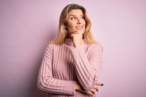 Jonge Mooie Blonde Vrouw Draagt Casual Roze Trui Geïsoleerde Achtergrond — Stockfoto