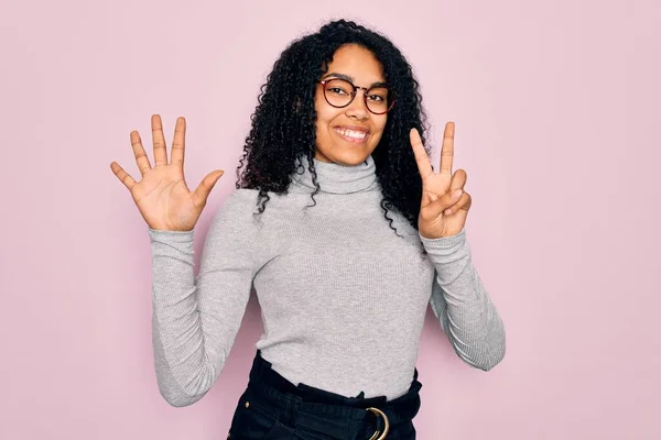Jonge Afrikaanse Amerikaanse Vrouw Dragen Coltrui Bril Roze Achtergrond Tonen — Stockfoto