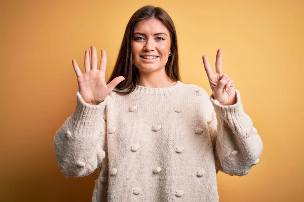 Ung Vacker Kvinna Med Blå Ögon Bär Casual Tröja Står — Stockfoto