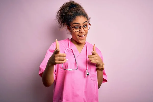 Afrikanische Amerikanische Krankenschwester Mädchen Trägt Medizinische Uniform Und Stethoskop Über — Stockfoto