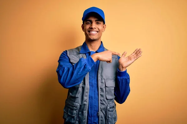 Jovem Bonito Afro Americano Faz Tudo Vestindo Uniforme Trabalhador Boné — Fotografia de Stock