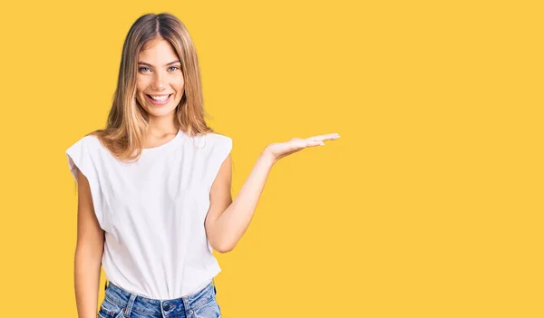 Hermosa Mujer Caucásica Con Cabello Rubio Vistiendo Camiseta Blanca Casual — Foto de Stock