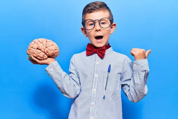 Lindo Niño Rubio Con Corbata Lazo Nerd Gafas Que Sostienen —  Fotos de Stock