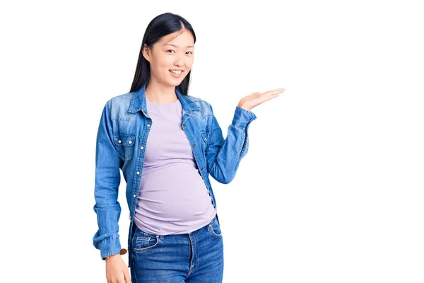 Jovem Mulher Chinesa Bonita Grávida Esperando Bebê Sorrindo Alegre Apresentando — Fotografia de Stock