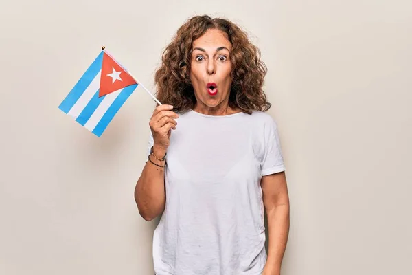 Mujer Turista Hermosa Mediana Edad Sosteniendo Bandera Cubana Sobre Fondo —  Fotos de Stock