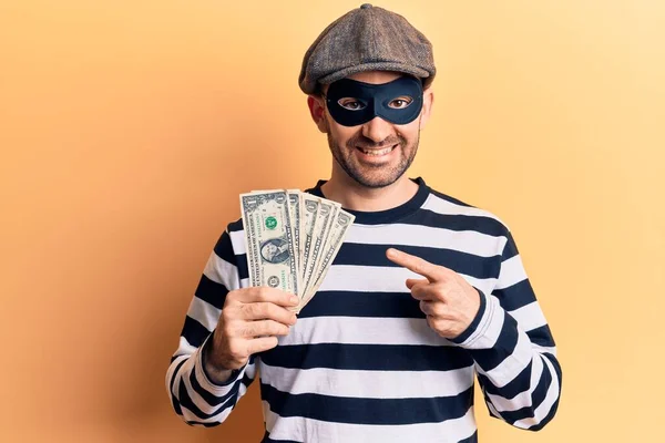 Hırsız Maskesi Takan Yakışıklı Kel Adam Dolar Çalıyor Gülümsüyor Mutlu — Stok fotoğraf