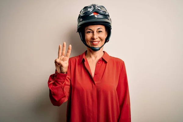 Mulher Motociclista Meia Idade Usando Capacete Motocicleta Sobre Fundo Branco — Fotografia de Stock