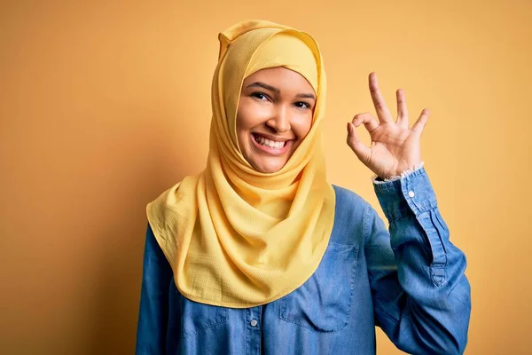 Mulher Bonita Nova Com Cabelo Encaracolado Vestindo Árabe Hijab Tradicional — Fotografia de Stock