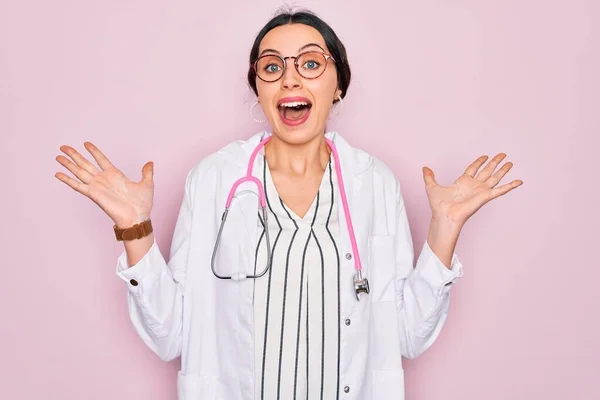 Vacker Läkare Kvinna Med Blå Ögon Bär Rock Och Stetoskop — Stockfoto
