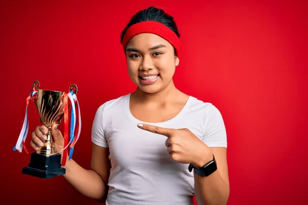 Ung Mästare Asiatisk Flicka Vinna Trofé Kopp Stående Över Isolerad — Stockfoto
