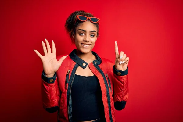 Hermosa Chica Afroamericana Vistiendo Chaqueta Roja Gafas Sol Sobre Fondo —  Fotos de Stock