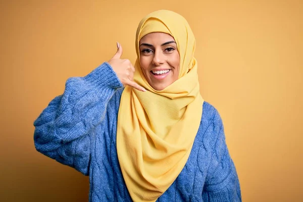 Jovem Mulher Muçulmana Morena Bonita Vestindo Hijab Árabe Sobre Fundo — Fotografia de Stock