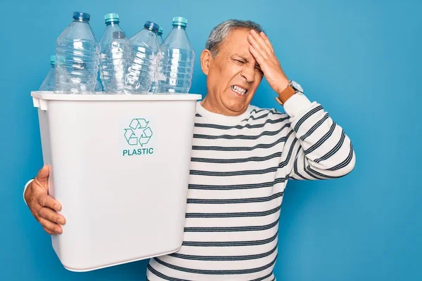 Senior Homem Reciclagem Segurando Lata Lixo Com Garrafas Plástico Para — Fotografia de Stock