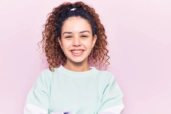 Mooi Meisje Met Krullend Haar Casual Kleren Vrolijk Gezicht Glimlachend — Stockfoto