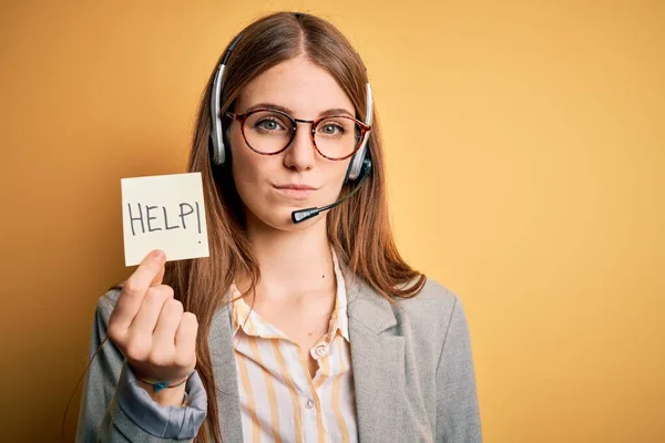 Jonge Roodharige Call Center Agent Vrouw Overwerkt Met Behulp Van — Stockfoto