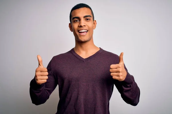 Jovem Homem Afro Americano Bonito Vestindo Camisola Casual Sobre Sinal — Fotografia de Stock