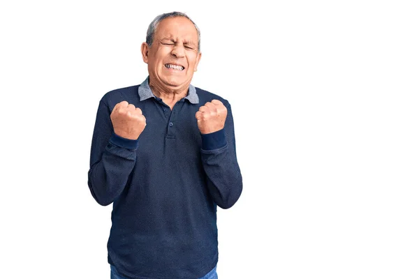 Senior Pohledný Muž Nosí Ležérní Pólo Velmi Šťastný Vzrušený Dělá — Stock fotografie