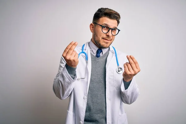 Joven Doctor Con Ojos Azules Vistiendo Abrigo Médico Estetoscopio Sobre —  Fotos de Stock