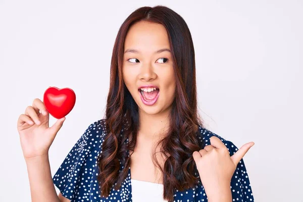 Junge Schöne Chinesische Mädchen Mit Herz Zeigt Daumen Zur Seite — Stockfoto