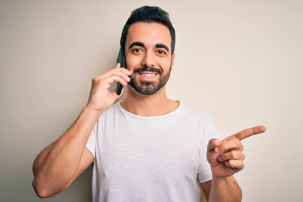 Joven Hombre Guapo Con Barba Teniendo Conversación Hablando Teléfono Inteligente —  Fotos de Stock