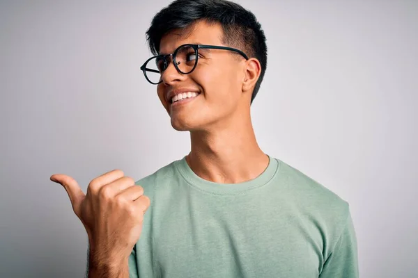 Junger Gutaussehender Mann Lässigem Shirt Und Brille Über Isoliertem Weißem — Stockfoto