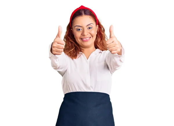 Молода Латиноамериканка Офіційному Фартуху Схвалює Позитивний Жест Рукою Великі Пальці — стокове фото
