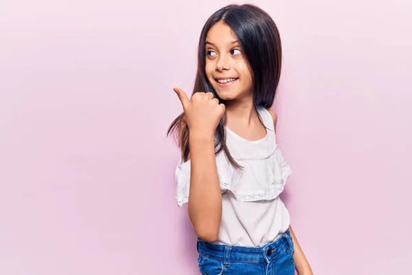 Mooi Kind Meisje Dragen Casual Kleding Wijzen Duim Naar Zijkant — Stockfoto