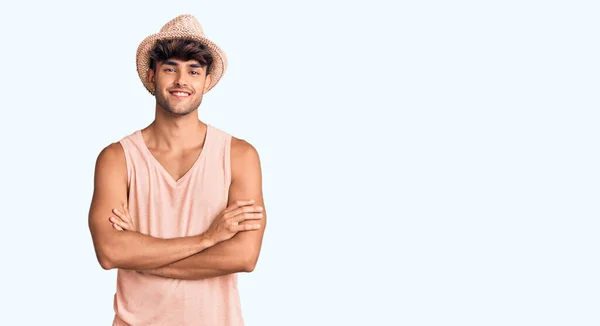 Joven Hombre Hispano Con Sombrero Verano Cara Feliz Sonriendo Con —  Fotos de Stock
