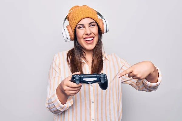 Junge Schöne Brünette Spielerfrau Spielt Videospiel Mit Joystick Und Kopfhörer — Stockfoto