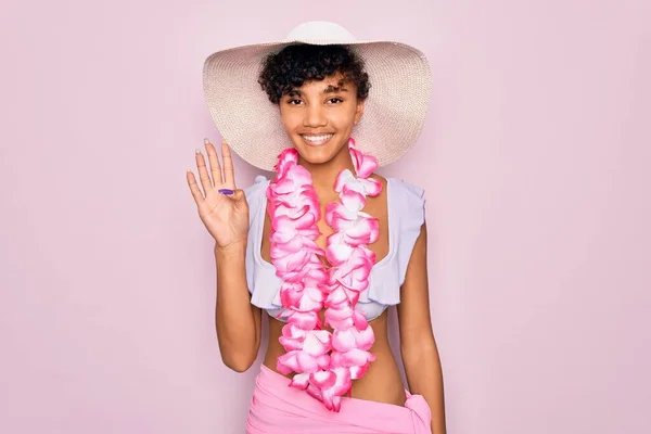 Ung Vacker Afrikansk Turist Kvinna Bär Bikini Och Hawaiian Lei — Stockfoto