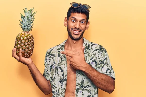 Mladý Latinský Muž Letní Košili Drží Ananas Úsměvem Šťastný Ukazující — Stock fotografie