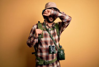 Kıvırcık saçlı ve sakallı yürüyüş yapan, sırt çantası ve su matarası takan neşeli gülümseyen, elleri havada bir böceği dikizleyen genç bir yürüyüşçü. Şaşırdım ve çıktım.